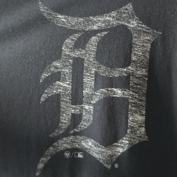 NWOT Women's Detroit Tigers Long Sleeve V-neck Tee - Picture 6 of 11